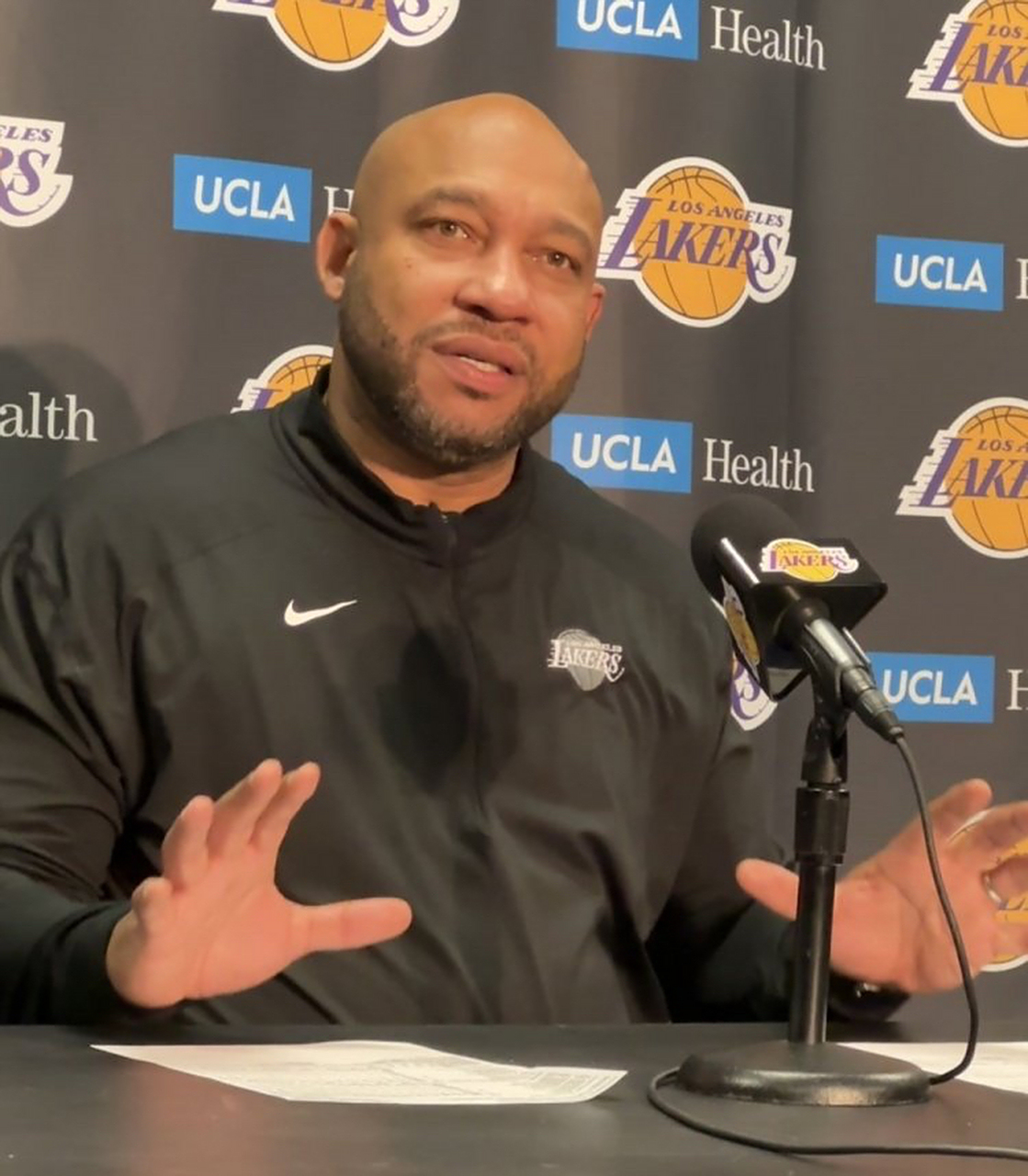 篮网鏖战美国男篮，贝弗利送出助攻