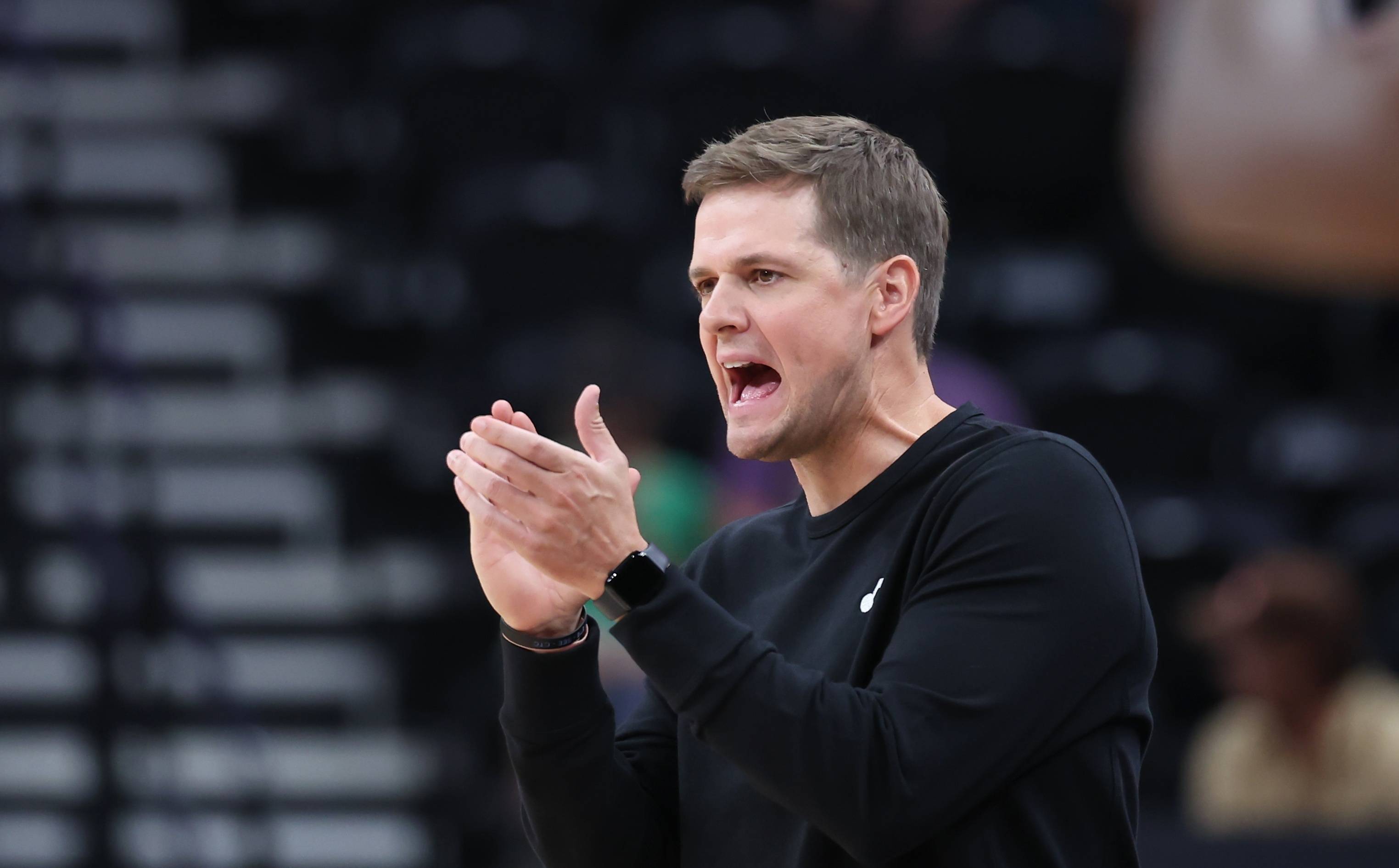 包含爵士队主力球员海沃德受伤将缺席数周的词条